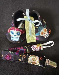 Gift Set Punk Skull Fabric Baby Booties Pacifier Clip 0-6 Mo Muertos Halloween - Picture 1 of 9