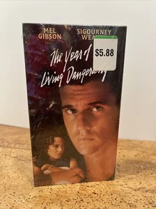 The Year of Living Dangerously (VHS, 2000) SEALED - Foto 1 di 5