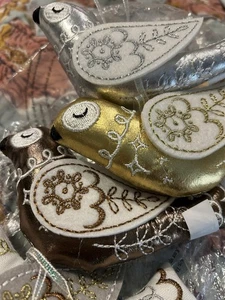 Target Wondershop Tessuto Argento Oro Ricamato Uccellino Colomba Ornamenti Natalizi - Foto 1 di 3