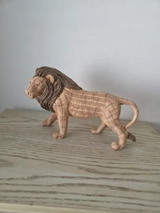 Statua leone in rattan imitazione 6,75 x 11 safari natura Africa - Foto 1 di 8
