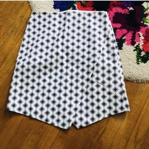 Neu mit Etikett Loft Damengröße 2 weiß gemusterter asymmetrischer Rock - Bild 1 von 7