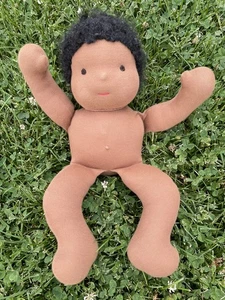 Bamboletta bambola bambina seduta pelle scura capelli neri ricci fatta a mano - Foto 1 di 6