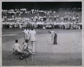 1943 Press Photo Sammy Byrd putts in Chicago Victory memorial golf - nes37152