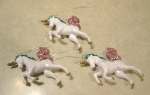 Juego de 3 pequeños adornos navideños unicornio con plástico duro brillante - Imagen 1 de 6