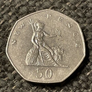 1979 Great Britain Large  50 New Pence Coin - Picture 1 of 2