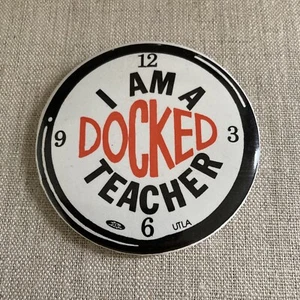I Am A Docked Teacher 3" Redondo Vintage Original UTLA Pin Back Botón - Imagen 1 de 4