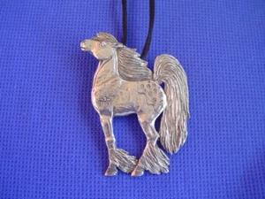 Collar estilizado de caballo de lluvia joyería de peltre de Cindy A. Conter 37c - Imagen 1 de 1
