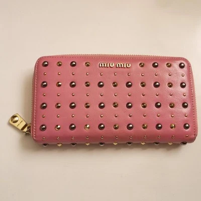 Miumiu Cartera Larga Cremallera Redonda Tachonada Rosa 7.4 Pulgadas Foto 1 de 4
