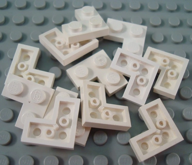 LEGO Lot of 12 White 2x2 Corner Plate Pieces - Image 1 of 1