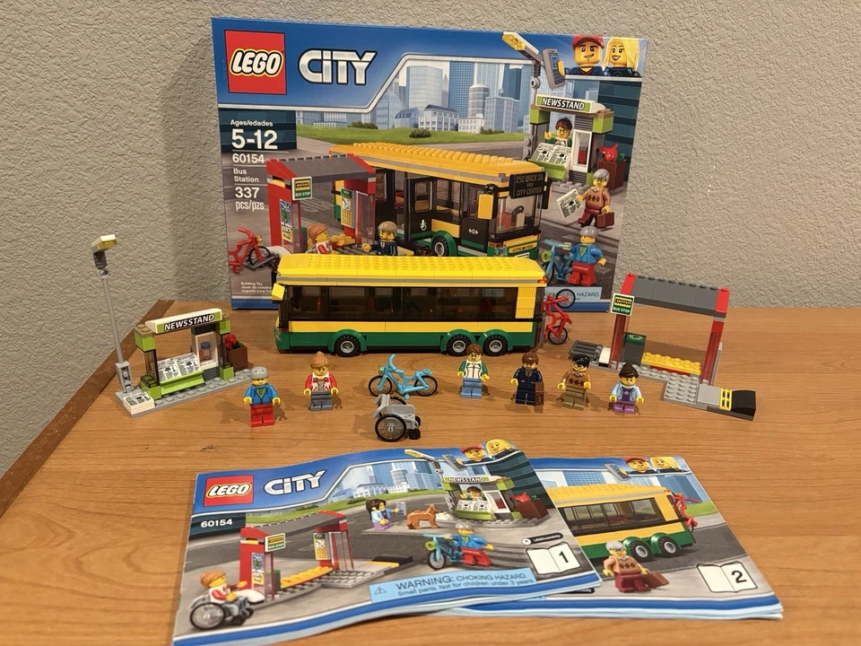 LEGO 60154 Estación de Autobuses CITY Town 99% Completo con Minifiguras, Caja + Instrucciones Foto 1 de 4