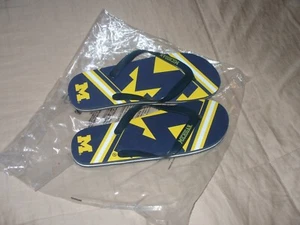 Unisex Michigan Woverines offizielle NCAA Zehenstegsandalen 10,25 Zoll L x 3,75 Zoll B Neu mit Etikett. - Bild 1 von 4