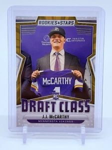 2024 Panini Rookies & Stars NFL J.J. McCarthy Draft Class #DC-JMY RC Vikings - Imagen 1 de 2