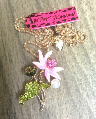 Betsey Johnson Cristal Rosa y Blanco, Colgante de Perlas y Broche en Collar Dorado Nuevo Foto 1 de 2