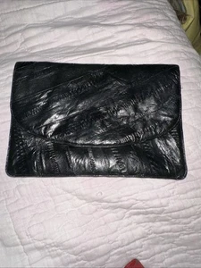 Bolso sin asas de piel de anguila negro genuino para mujer con sobre magnético a presión - Imagen 1 de 8