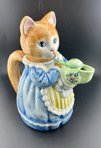 Gatito atigrado naranja cerámica Avon 1992 vintage: vestido azul con tetera verde - Imagen 1 de 20