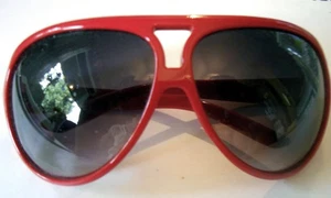 Modische Sonnenbrille für Damen, rot, mit dunklen Gläsern - Bild 1 von 5