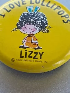 Vintage 1976 Button Pinback I love Lollipops Lizzy Hallmark Cards - Bild 1 von 6