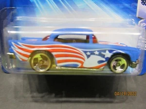 BAD BLISTER" BLU 1957 57 CHEVY STAR SPANGLED 2004 4 LUGLIO HOT WHEELS 1/64 - Foto 1 di 8