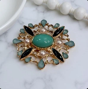 Baroque Vintage Inspired Oval Brooch Inlaid in Gold Tone Metal/ Green/ White - - Picture 1 of 7