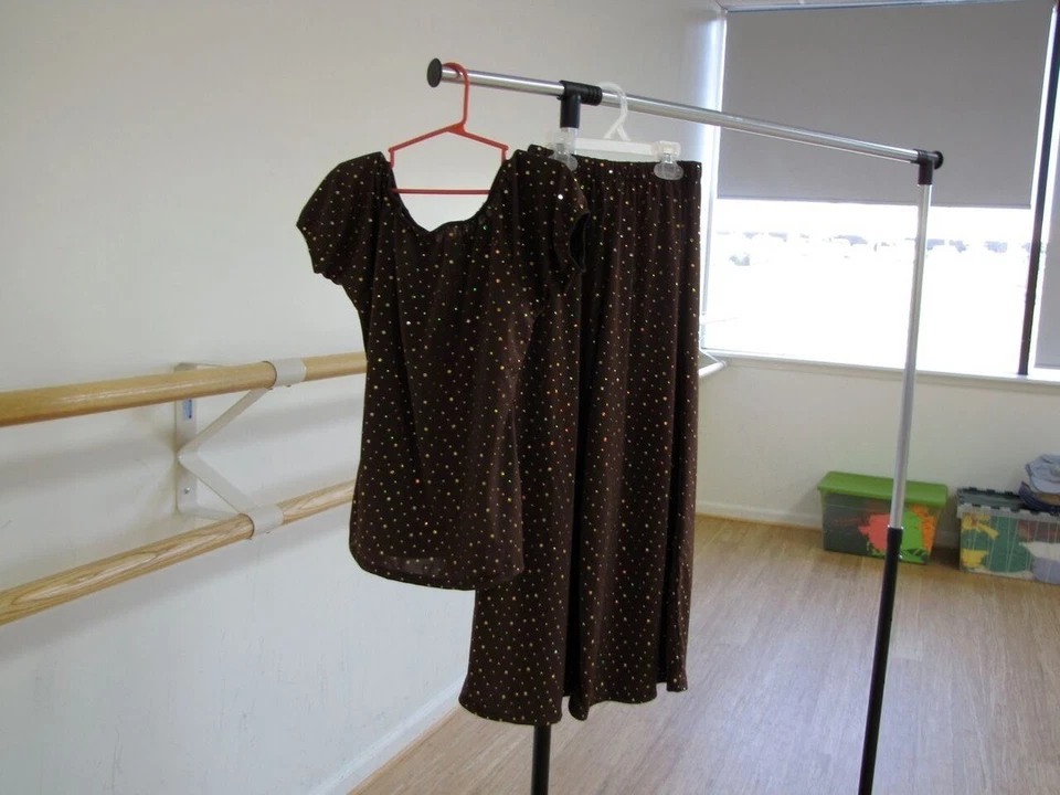 Camisa y pantalón Leo's marrón con brillo dorado manga corta Foto 1 de 1