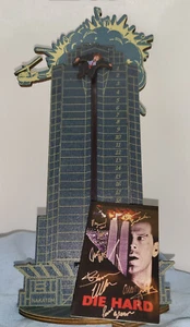 Die Hard Xmas Advent Calendar Sky Scaper Bruce Willis Autograph Film Humour LOL - Foto 1 di 22