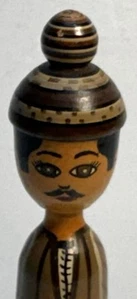 Estatuilla de hombre de madera pintada a mano de 5,5" en ropa tradicional y sombrero - Imagen 1 de 4