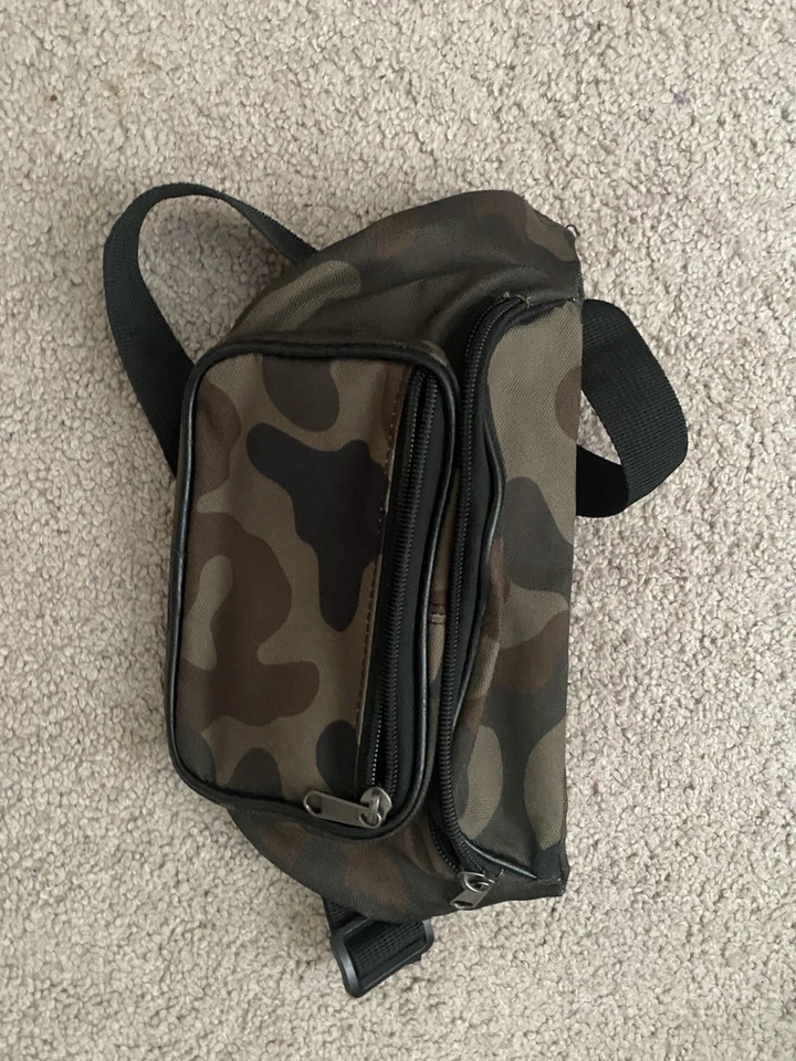 Камуфляжная упаковка Fanny с двумя большими карманами никогда не использовалась без бирок - Изображение 1 из 1