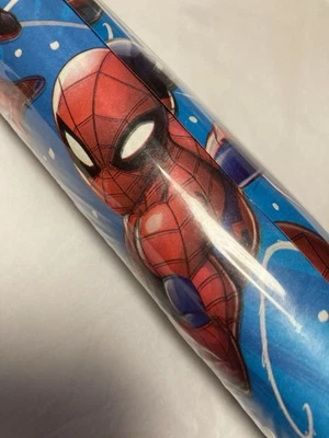 HOMEM-ARANHA, TERNO PRETO E ROLO DE PAPEL EMBRULHO DE PRESENTE SPIDER-GWEN FÉRIAS 20 QUADRADOS. Pés - Imagem 1 de 4