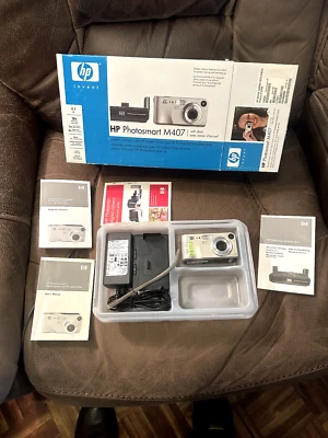 HP PhotoSmart M407 4.1MP Digital Camera, docking station, all Manuals - Silver - Image 1 of 4
