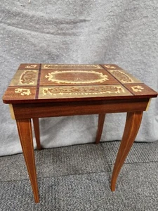 Mesa de caja musical italiana con incrustaciones de Sorrento de mediados de siglo - Imagen 1 de 5