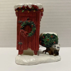 Lemax dekoriertes Plumpsklo mit Waschbär Weihnachtsdorf Zubehör Landleben - Bild 1 von 6