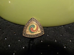 Prendedor triangular vintage de sombrero/solapa de la American Motorcycle Association AMA de los años 60 - Imagen 1 de 2