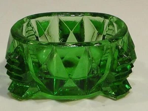 Vintage Emerald Green Cut Glass Trinket Bowl Footed Design - Picture 1 of 4