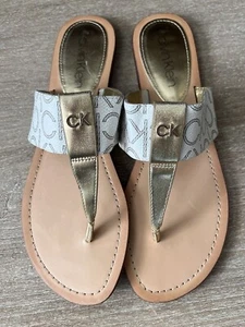 Calvin Klein Women’s Barb Flat Thong Sandals 8.5 M Beige, Gold-tone - Picture 1 of 3