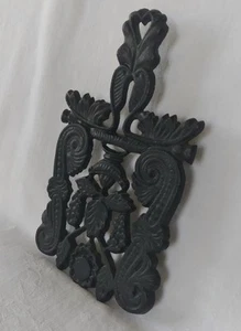 Retro Küchenuntersetzer schwarz Gusseisen Metall verziert Trauben Schnörkel symmetrisch 7" - Bild 1 von 11