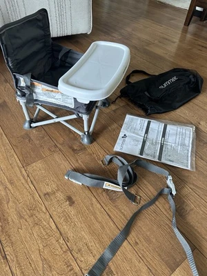 Nuevo refuerzo portátil gris Pop 'N Sit interior/exterior con bolsa de transporte y bandeja Foto 1 de 4