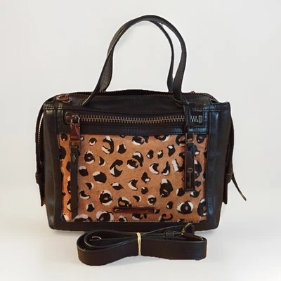 Bolsa satchel Fossil BELLA couro chita tiracolo cabelo leopardo couro preta - Imagem 1 de 4