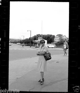 Femme Saint-Dié-des-Vosges rue Thiers Pont - négatif photo ancien 35mm an.60 70 - Imagen 1 de 1