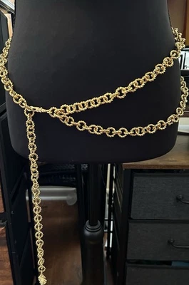 Cinturón de cadena tono dorado con detalles de diamantes de imitación Foto 1 de 2