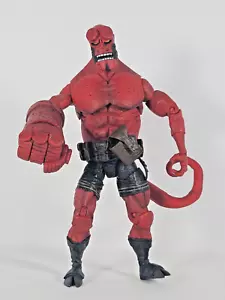 Figurina Mezco Toyz Mike Mignola Hellboy 2005 18 pollici battaglia pistola mancante - Foto 1 di 18