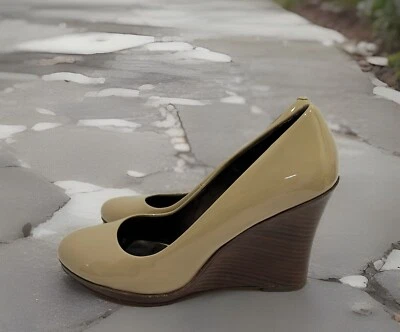 COLE HAAN BEIGE NUDE PATENT LEATHER HEEL WEDGE Size 8.5 B In Excellent Condition - Image 1 of 4