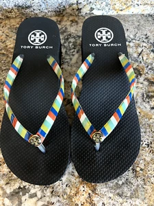 Echte TORY BURCH MONOGRAMM Regenbogenstreifen Keilabsatz FLIP FLOPS Sandalen Größe 7 Riemen - Bild 1 von 11