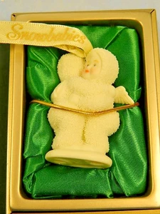 Departamento 56 Snowbabies "Give Someone A Hug" adorno V en conjunto, artículo #56.68905 - Imagen 1 de 10