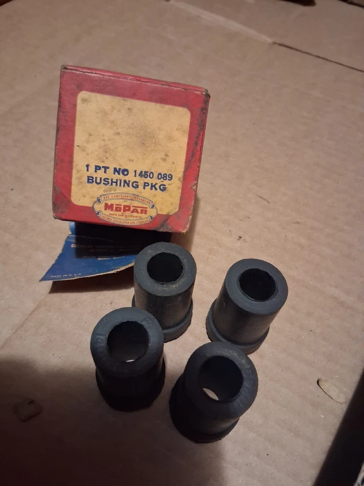 1951 年克莱斯勒皇冠帝国叶弹簧衬套 NOS Mopar 1450089 — 第 1/2 张图片