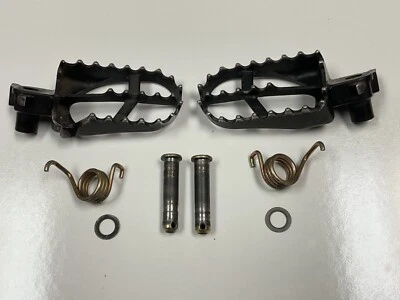 1998 1999 99 98 YAMAHA YZ400F YZ 400 F OEM FOOT PEGS FEET REST GRIP SPIKES PEG - Image 1 of 4