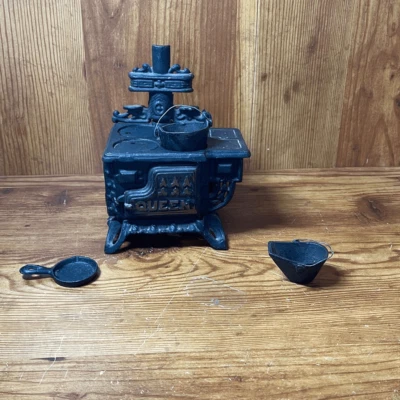 Vintage Miniature Queen Black Cast Iron Stove Salesman Sample Pots Skillet - Image 1 of 4