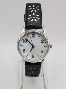 Reloj de cuarzo de moda para dama 28 mm redondo tono plateado imitación cuero corte lazer floral - Imagen 1 de 8