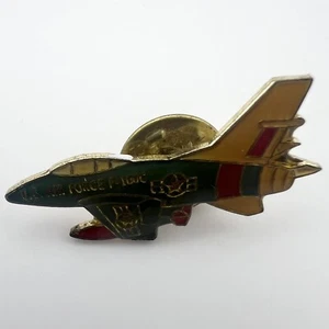De colección Fuerza Aérea de los Estados Unidos F-100C Avión de Combate Super Sable Sombrero Pin Esmalte USAF - Imagen 1 de 4