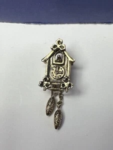 Vintage Avon 1981 Kuckucksuhr mit Tropfengewichten Tack Pin - Bild 1 von 7