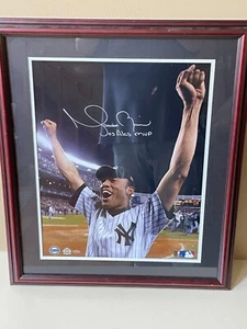 FOTO FIRMADA POR MARIANO RIVERA 16" X 20" INSCRITA "03 ALCS MVP" STEINER CERTIFICADO DE AUTENTICIDAD AUTOMÁTICO - Imagen 1 de 7
